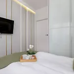 Stylish With Balcony Near Old Town By Renters