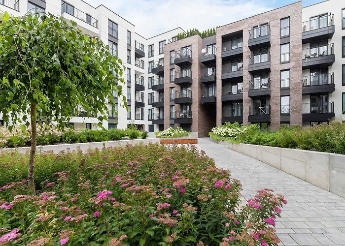 Stylish With Balcony Near Old Town By Renters Apartament *