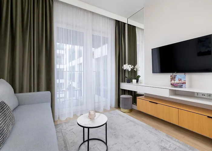 Stylish With Balcony Near Old Town By Renters Apartament