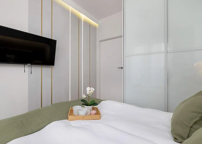 Stylish With Balcony Near Old Town By Renters