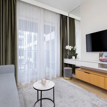 Stylish With Balcony Near Old Town By Renters Apartman