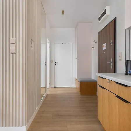 Stylish With Balcony Near Old Town By Renters Apartman *