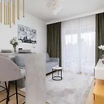 Stylish With Balcony Near Old Town By Renters *