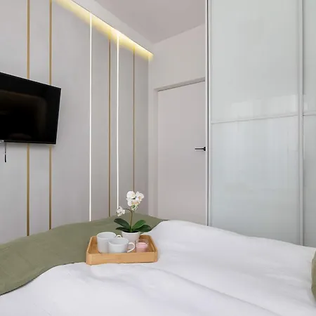 Stylish With Balcony Near Old Town By Renters